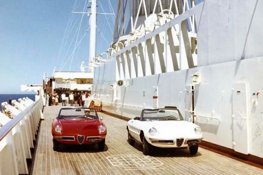 L&rsquo;incroyable croisière du paquebot Raffaello : Quand Alfa Romeo lançait le Duetto en vert, blanc, rouge vers l&rsquo;Amérique