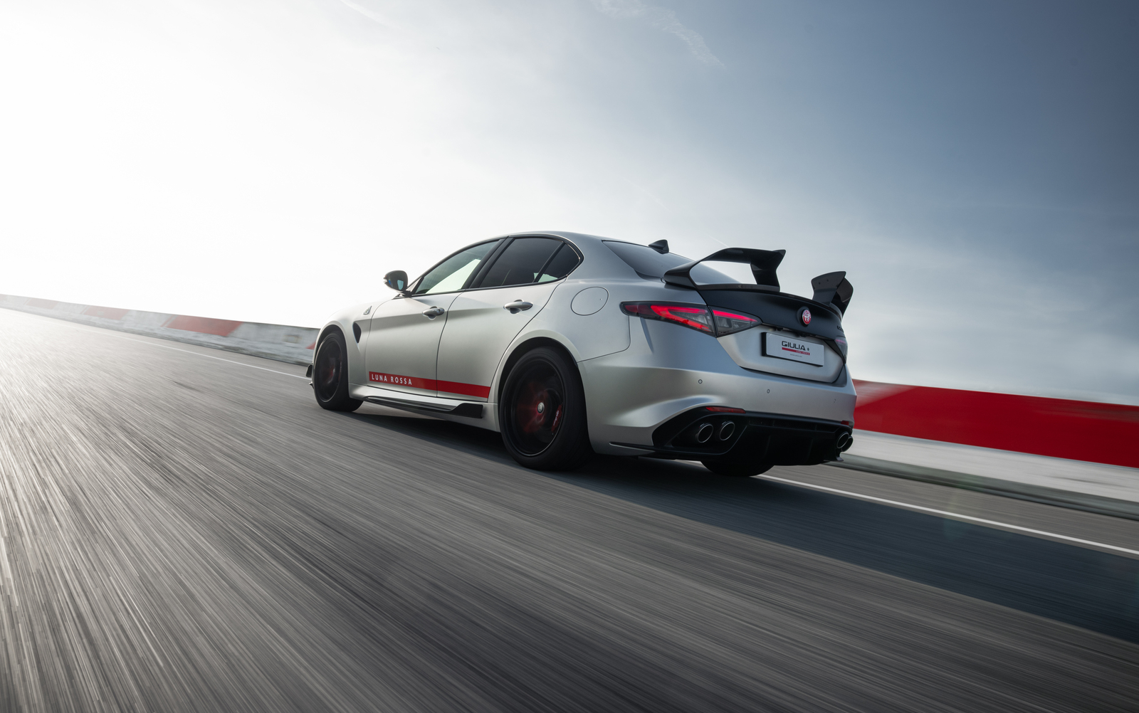 Revue de presse : Que vaut l&rsquo;ultra-exclusive Alfa Romeo Giulia Quadrifoglio Luna Rossa selon Auto Express ?