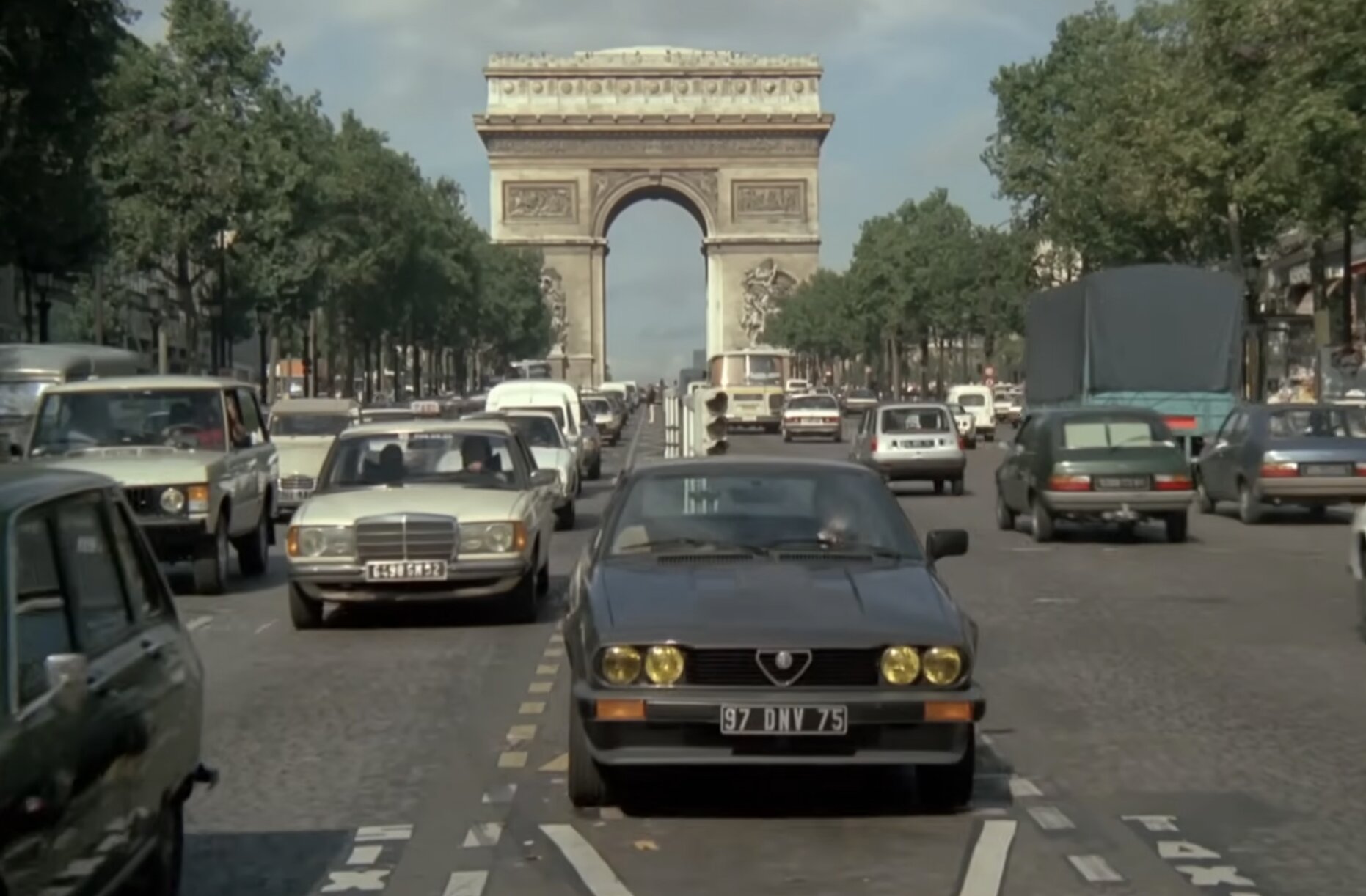 Quand Patrick Dewaere pilotait le Coupé Alfa Romeo GTV : Le bolide culte de « Mille milliards de dollars »