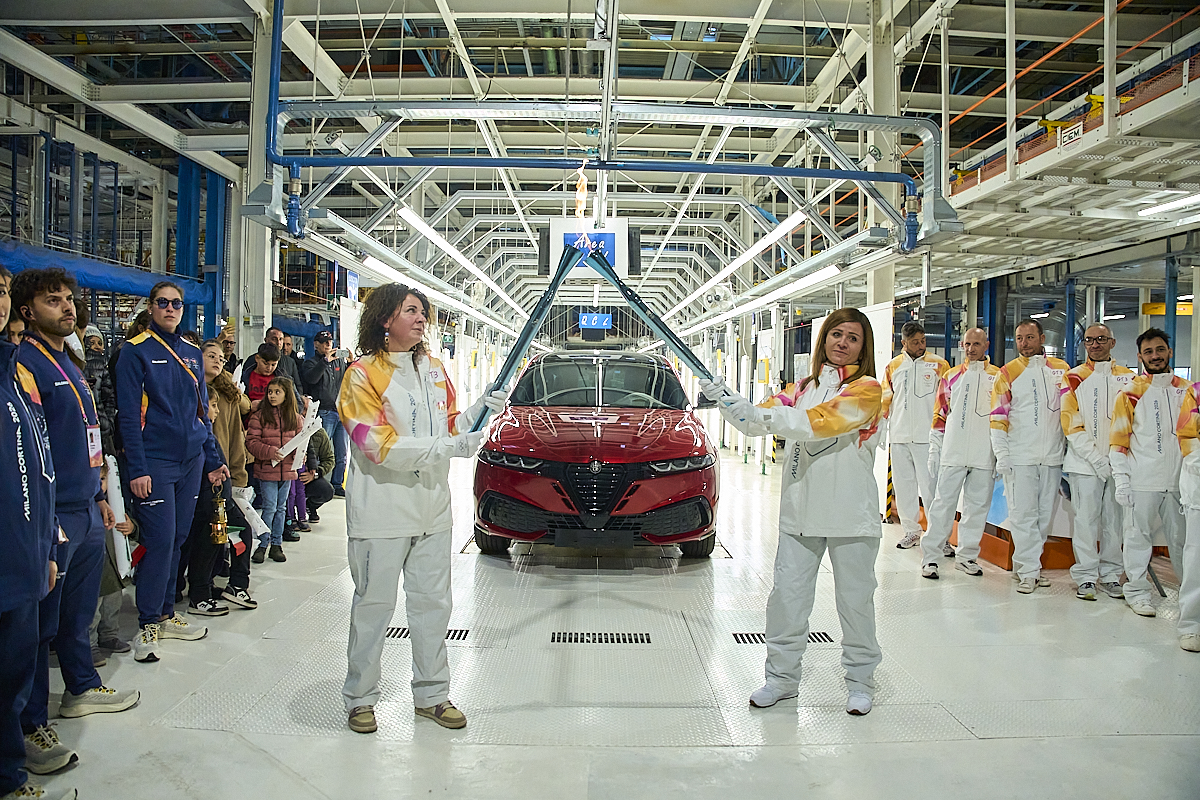 L’usine Alfa Romeo de Pomigliano, berceau du Tonale, accueille la Flamme Olympique