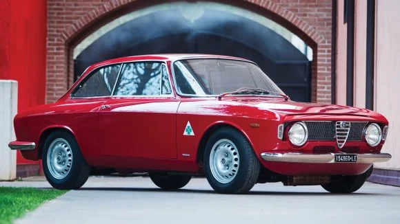 Légende : Alfa Romeo Giulia GT « Bertone », la silhouette parfaite