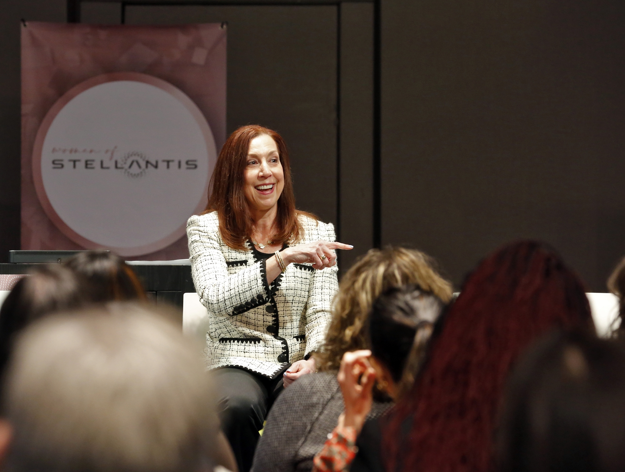 Salon de Chicago 2026 : Chris Feuell, patronne d’Alfa Romeo Amérique du Nord, reçoit le prix « Trailblazer »