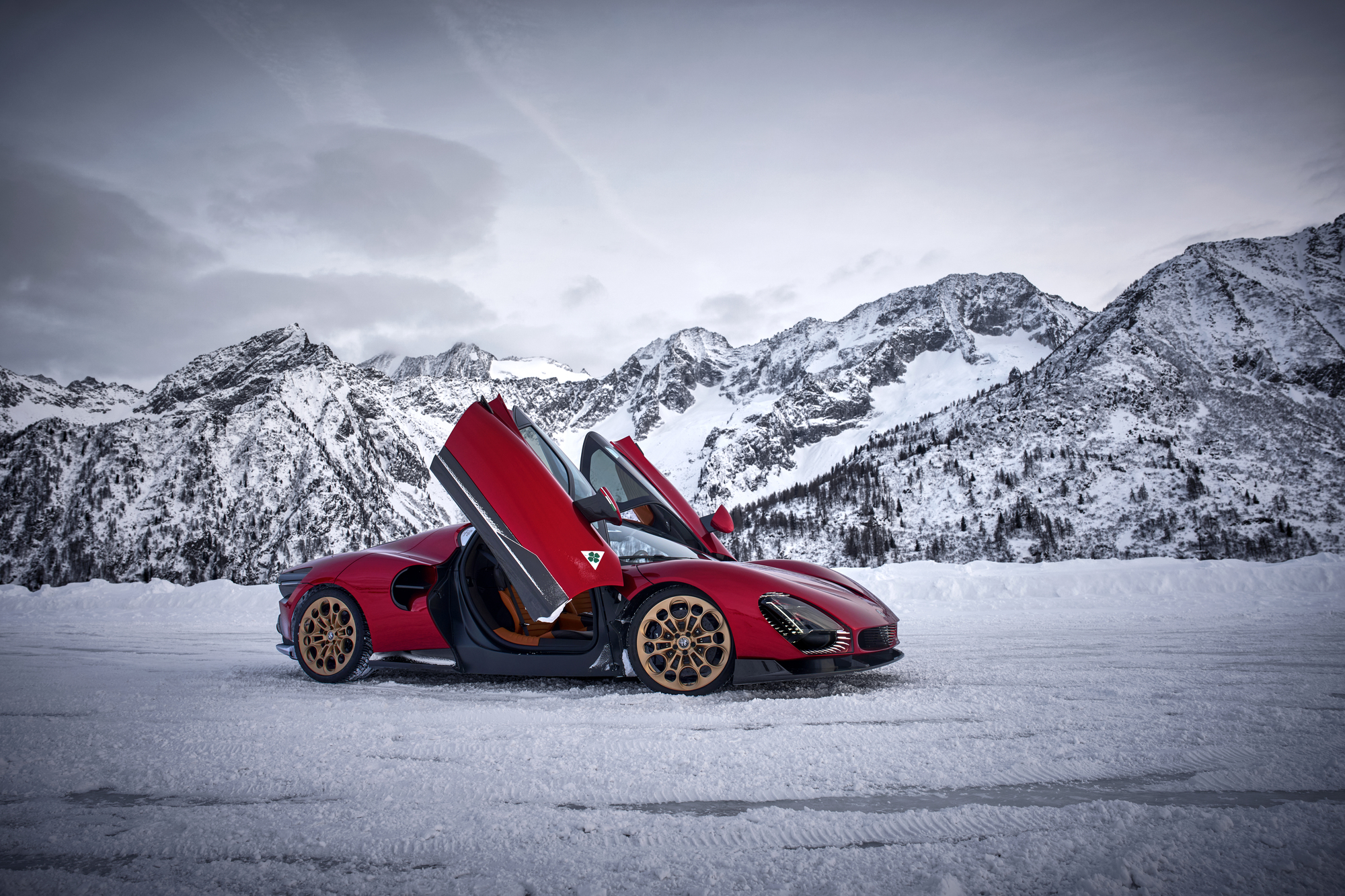 33 Stradale Day : Alfa Romeo célèbre sa légende avec des clichés inédits dans la neige