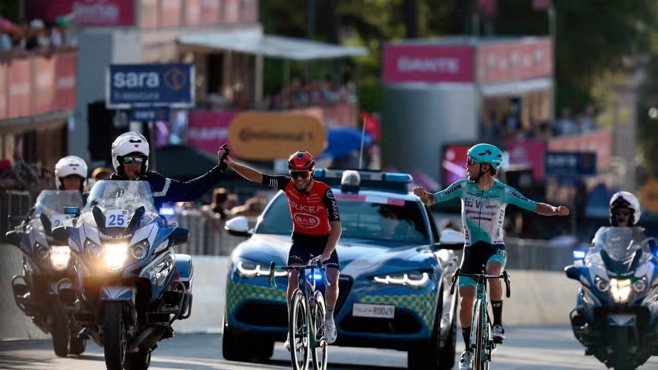 Giro 2026 : Six Alfa Romeo Stelvio Q4 veillent sur la sécurité de la caravane