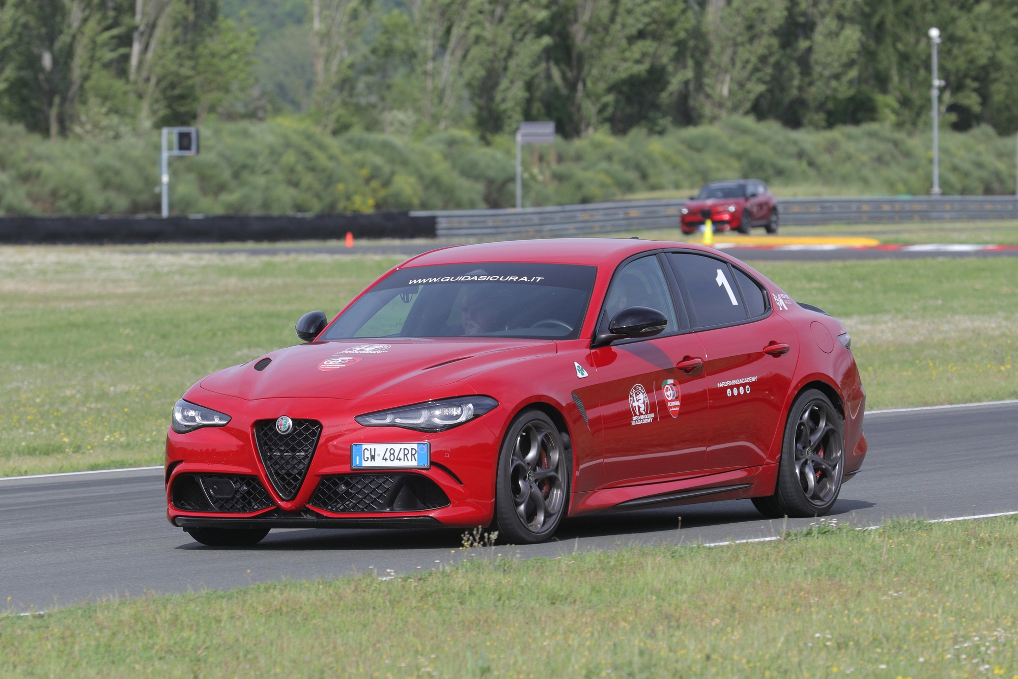 À Varano, dans le temple de la trajectoire pure avec l’Alfa Romeo Driving Academy