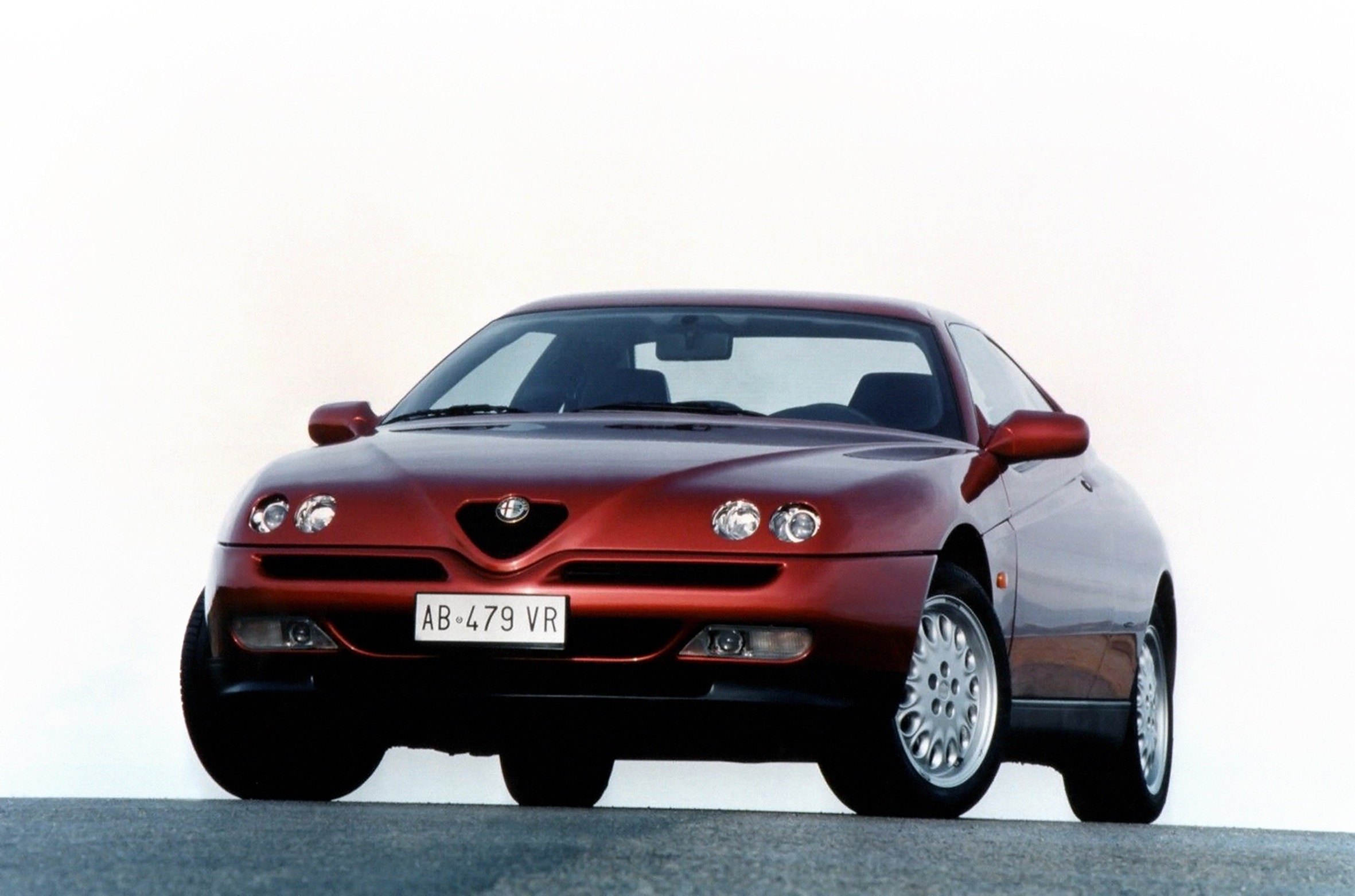 Alfa Romeo GTV (916) : La flèche d&rsquo;Enrico Fumia ou l&rsquo;apogée du « Wedge Design » chez Pininfarina