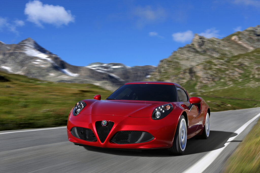 Alfa Romeo 4C et 4C Spider (2013–2020) : Le manifeste du carbone et du plaisir sans filtre