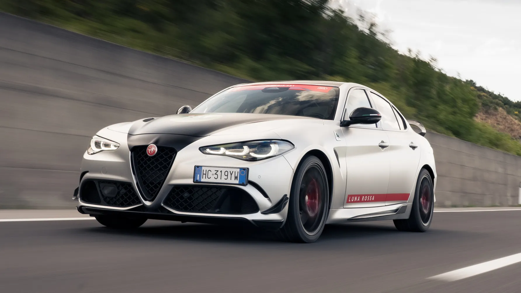 Revue de presse : Top Gear UK s’enflamme pour la rarissime Alfa Romeo Giulia Quadrifoglio Luna Rossa !