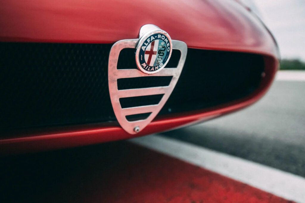 L&rsquo;histoire du blason Alfa Romeo (1910–2026) : La croix de Milan et le Biscione des Visconti