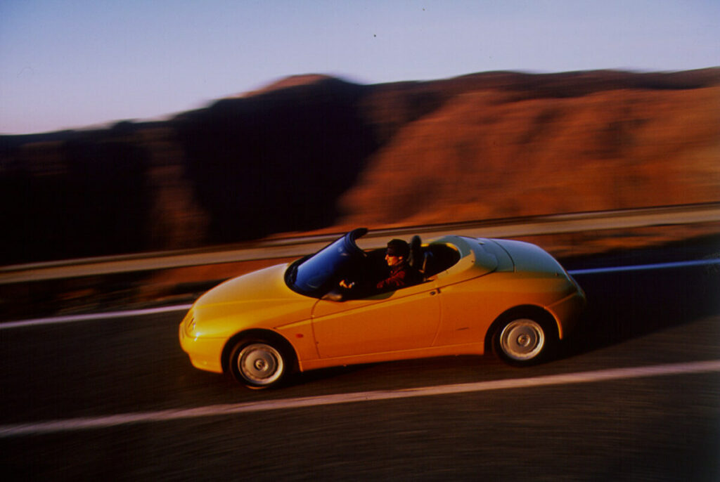 Rupture de génération : Alfa Romeo Spider Série 4 vs Spider 916 Twin Spark, le grand passage de témoin des années 90
