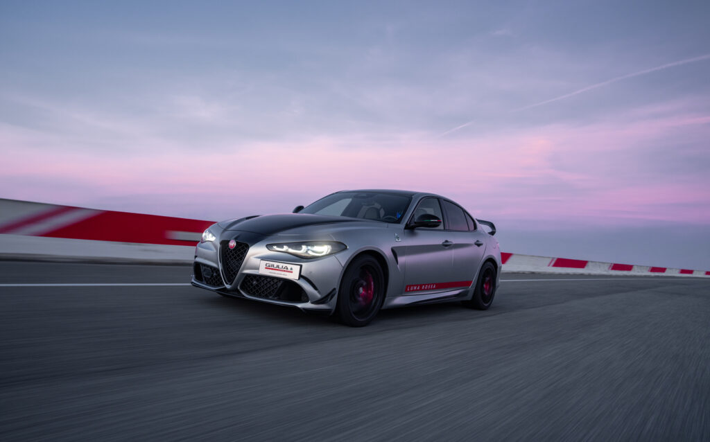 Revue de presse : Que vaut l&rsquo;Alfa Romeo Giulia Quadrifoglio Luna Rossa testée par Autocar ?