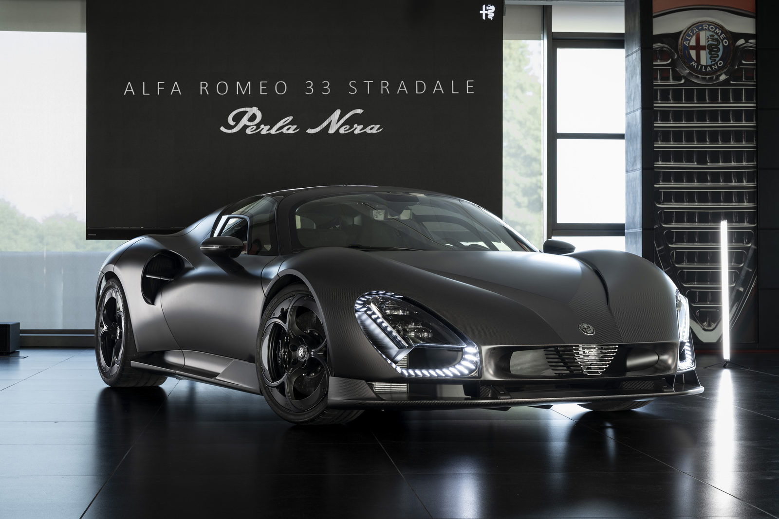 Alfa Romeo 33 Stradale « Perla Nera® » : Le chef-d&rsquo;œuvre en carbone brut de Bottegafuoriserie s&rsquo;expose à Arese